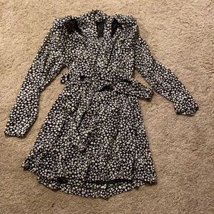 Padded shoulder, comes with belt, tie detail in the front, flowy